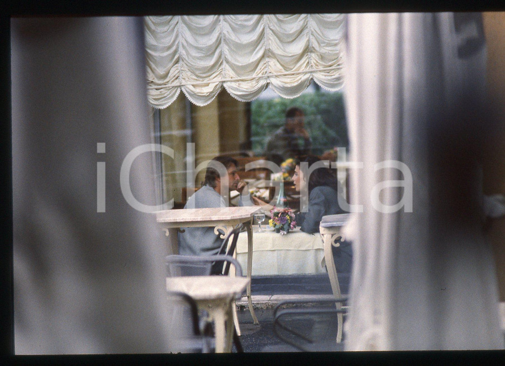 35mm vintage slide* 1990 ca COSTUME Renè ARNOUX paparazzato al ristorante (4)