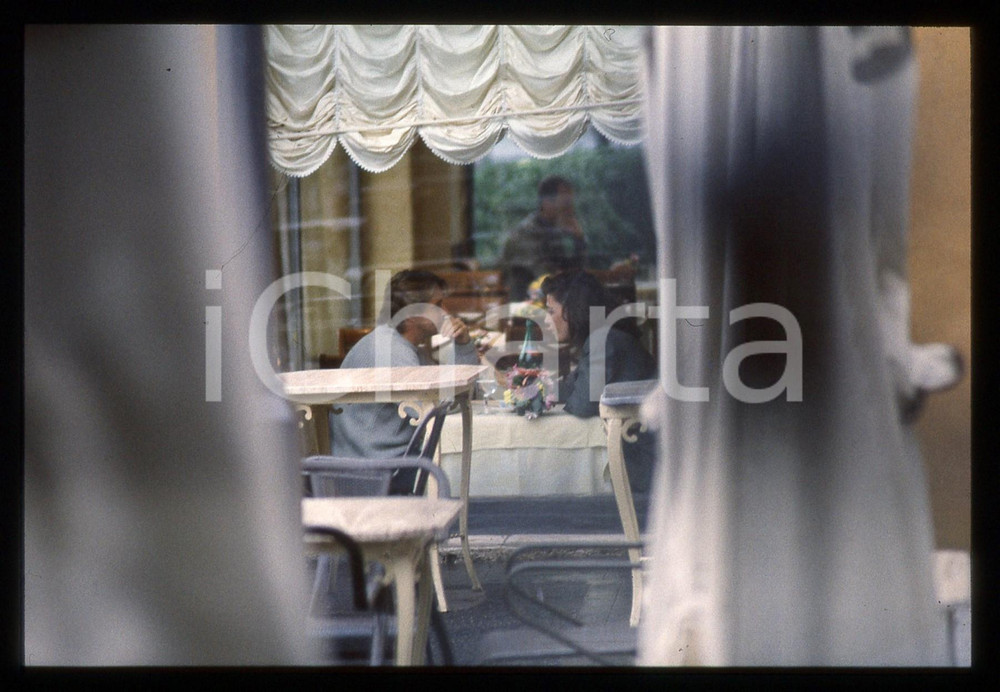35mm vintage slide* 1990 ca COSTUME Renè ARNOUX paparazzato al ristorante (8)