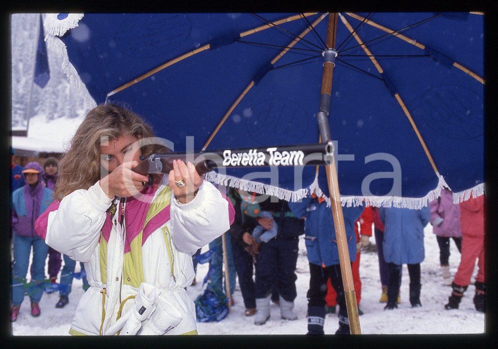 35mm vintage slide* 1990 ca COSTUME Norma DUVAL impugna un fucile BERETTA