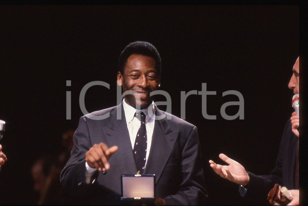 35mm vintage slide* 1990 MILANO CALCIO - PELÉ premiato al Galà di ITALIA '90 