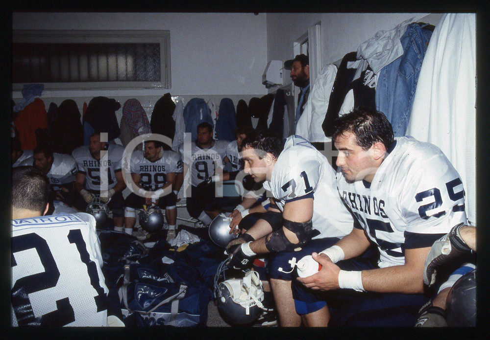 35mm vintage slide* 1994 FOOTBALL Sive RHINOS Milano Giocatori nello spogliatoio