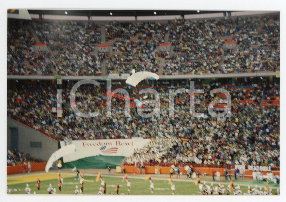1990 ANAHEIM - FREEDOM BOWL Paracadutista atterra sul campo *Foto 15x10 cm