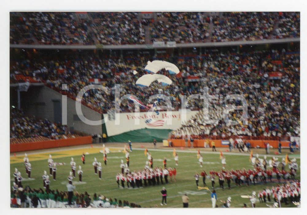 1990 ANAHEIM - FREEDOM BOWL Paracadutisti atterrano sul campo *Foto 15x10 cm