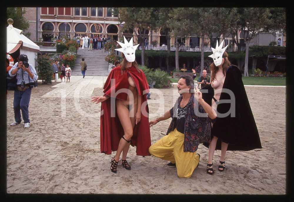 35mm vintage slide* 1994 VENEZIA Film DA DO DA Nico CIRASOLA spoglia due donne 8