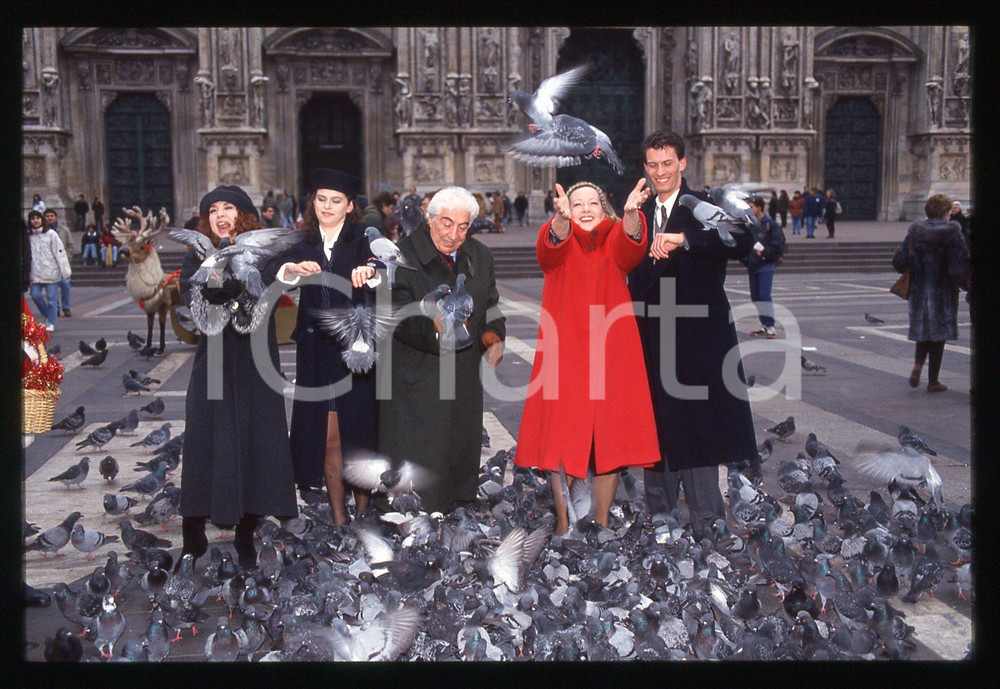 35mm vintage slide* 1992 MILANO Gino BRAMIERI e cast FOTO DI GRUPPO CON GATTO 9