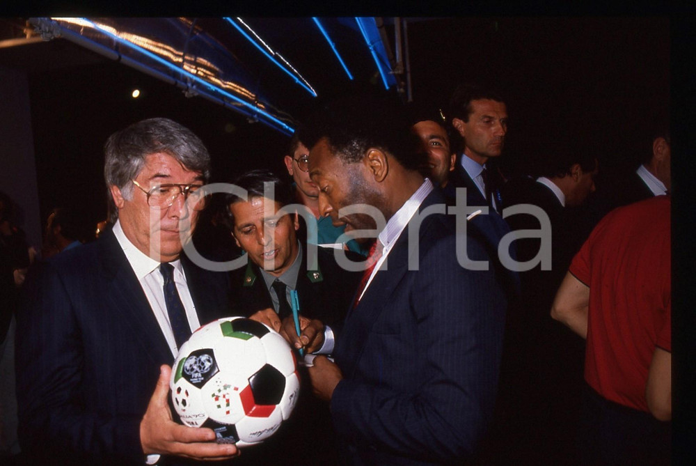 35mm vintage slide* 1989 CALCIO Omar SIVORI e PELÉ a un evento per ITALIA '90 4