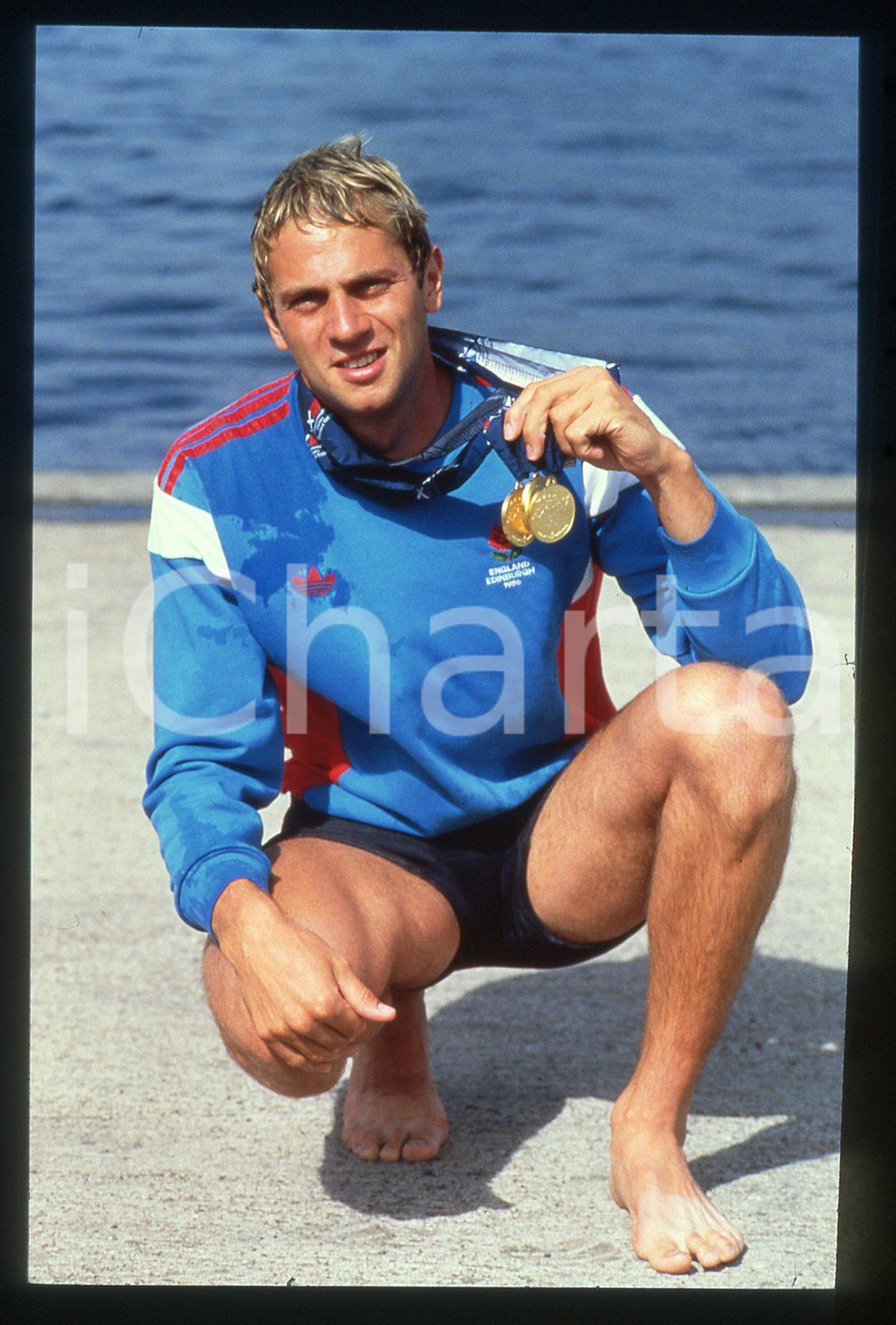 35mm vintage slide*1986 COMMONWEALTH GAMES Steve REDGRAVE 3 Gold Medals winner 2  The event took place in Edinburgh.The gold medals Steve Redgrave won were in categories single scults,coxless pair and coxed four.Diapositiva d'epoca, in formato 35 mm.CONDIZIONI: GOODTutti i diritti riservatiE' severamente vietata la riproduzione. ICharta mette in vendita, sul negozio eBay e in esclusiva sul sito "icharta" il proprio archivio composto da numerose diapositive e negativi fotografici d'epoca, tutti originali e autentici, che attraversano la storia del costume italiano tra gli la fine degli anni Sessanta e Novanta.Si tratta di uno sguardo inedito sull'attualit&agrave;, la politica, la vita quotidiana, il gossip e la cultura, che fotografa il cambiamento della nazione in quest'ultimo scorcio del XX secolo. Un'occasione unica per il mercato del collezionismo, che vede finalmente disponibile un archivio eccezionale per vastit&agrave;, tematiche e condizioni, in un settore (il negativo fotografico e la diapositiva) di assoluta novit&agrave; e dalle interessanti prospettive di investimento.  originale e autentica 1