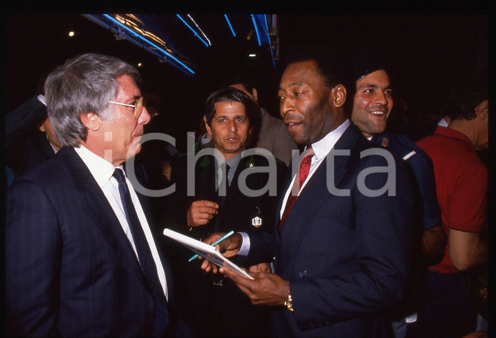 35mm vintage slide* 1989 CALCIO Omar SIVORI e PELÉ a un evento per ITALIA '90 2