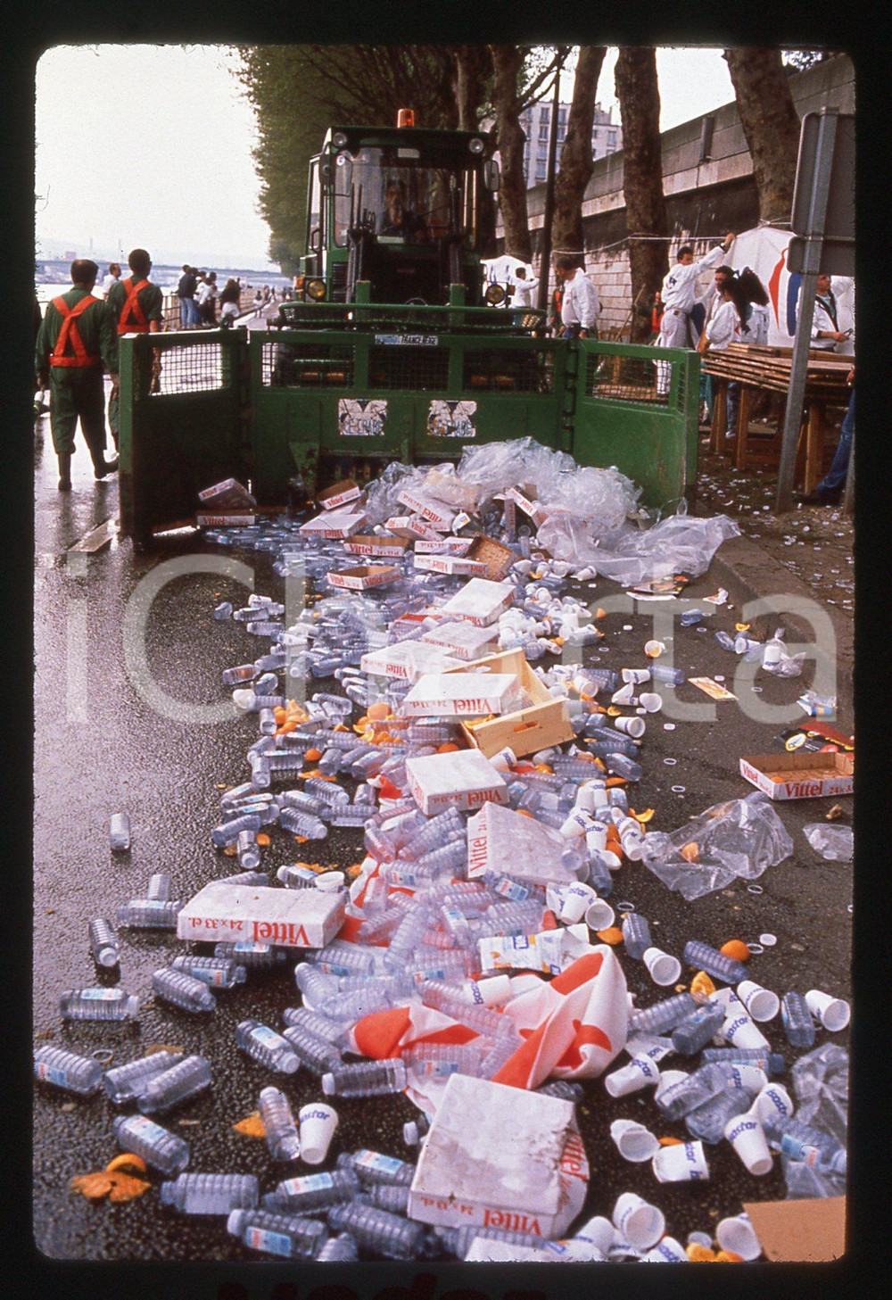 35mm vintage slide* 1989 MARATHON DE PARIS Pulizia della strada dopo la gara