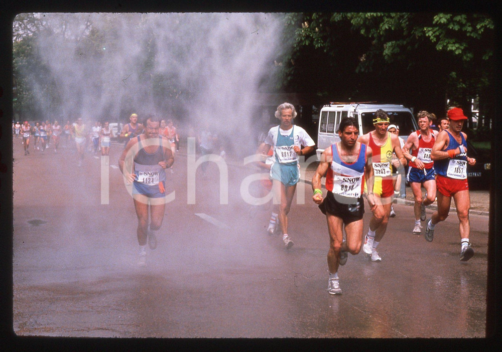 35mm vintage slide* 1989 MARATHON DE PARIS Maratoneti sotto un getto d'acqua