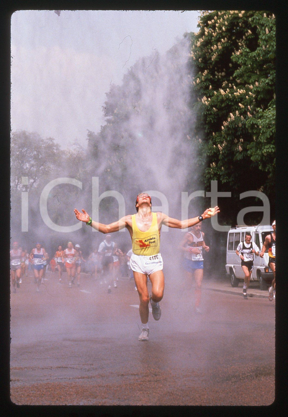 35mm vintage slide* 1989 MARATHON DE PARIS Maratoneta sotto un getto d'acqua