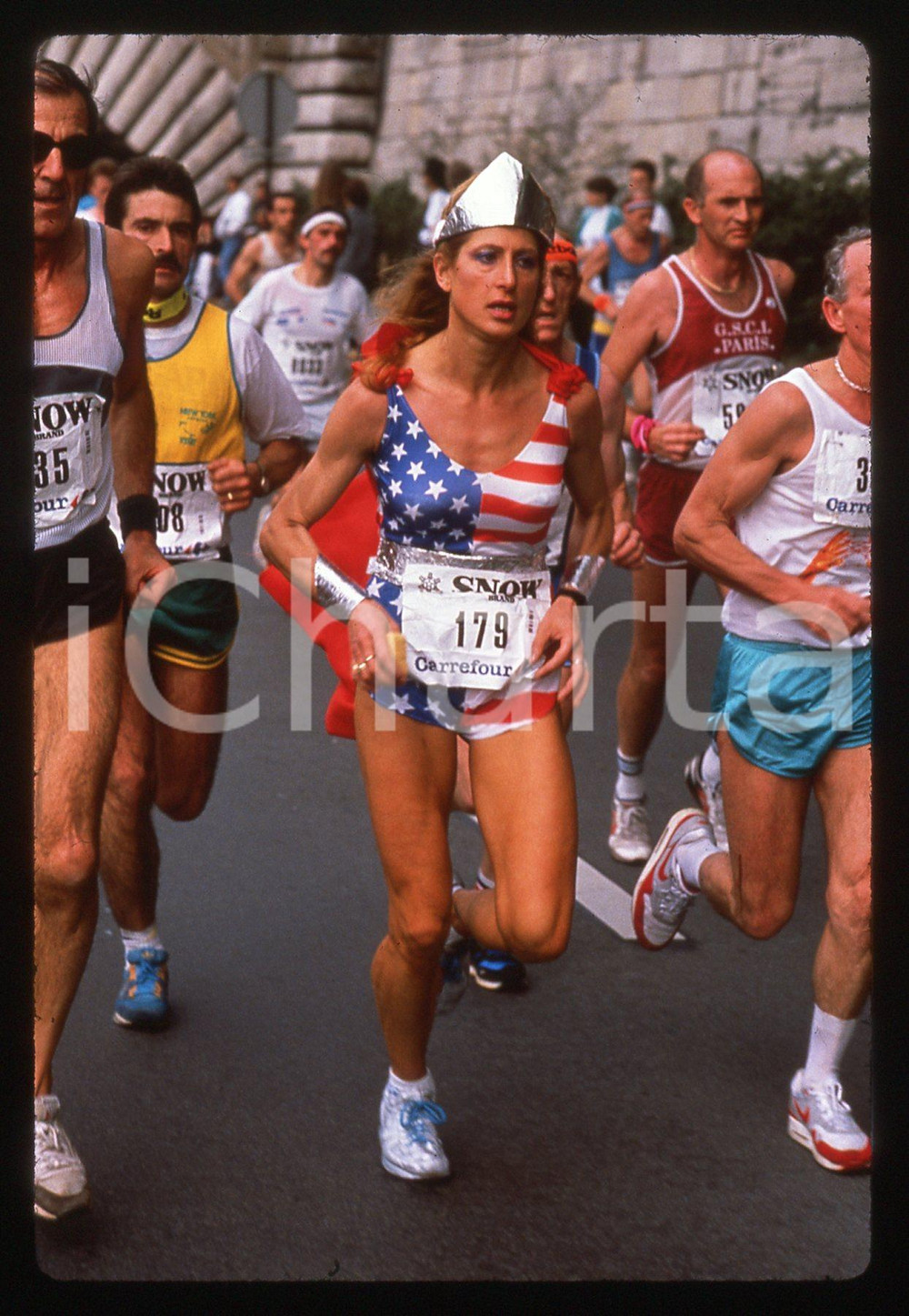35mm vintage slide* 1989 MARATHON DE PARIS Maratoneta in costume da Wonder Woman