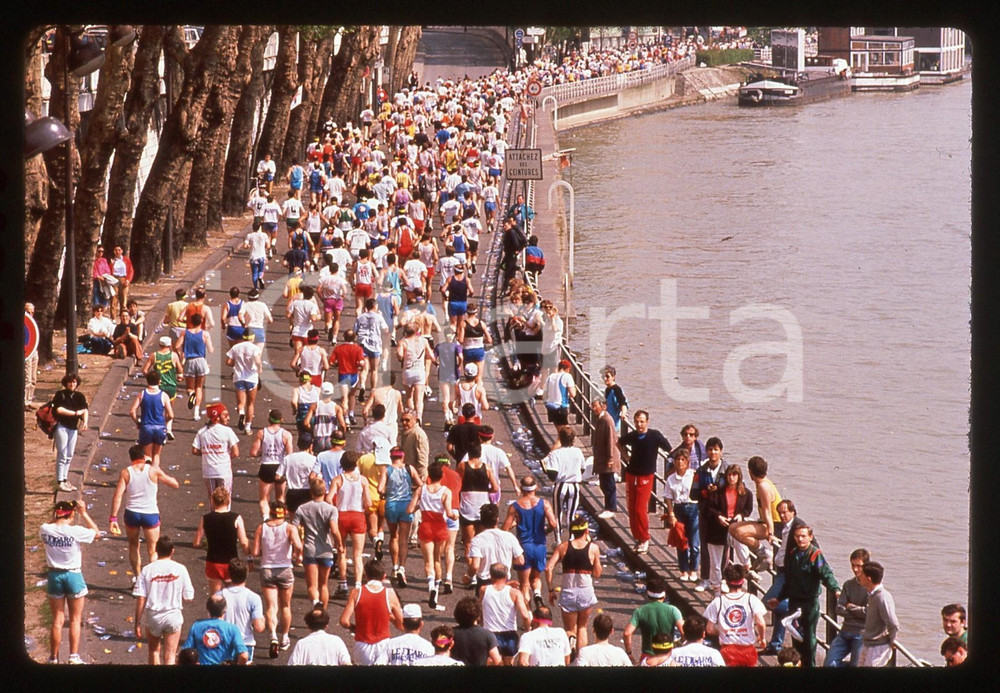 35mm vintage slide* 1989 MARATHON DE PARIS Un momento della gara lungo la Senna