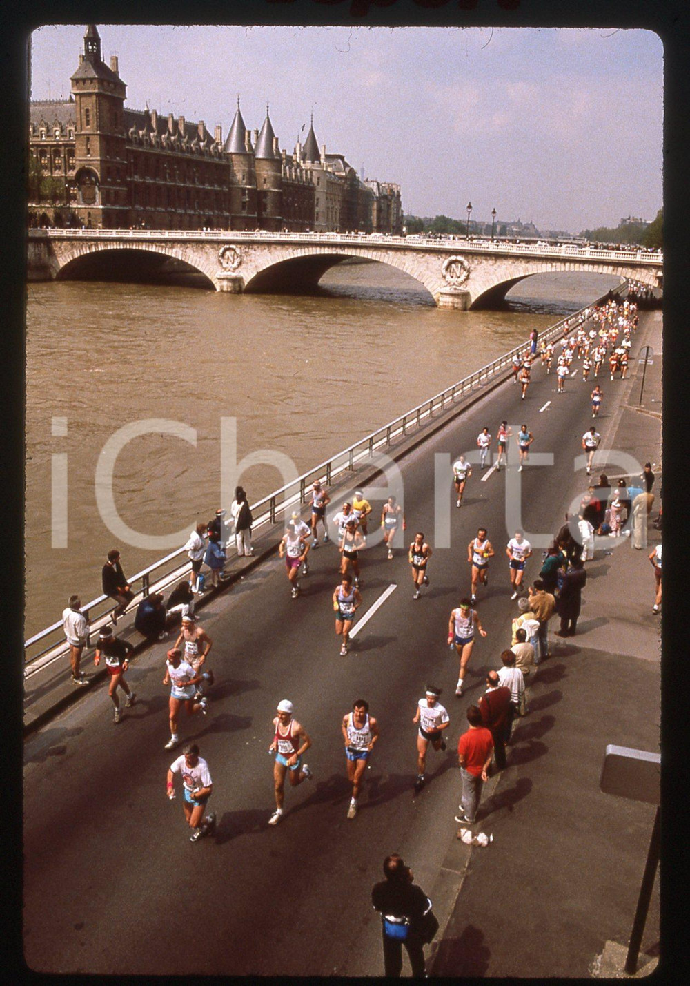35mm vintage slide*1989 MARATHON DE PARIS Un momento della gara lungo la Senna 2