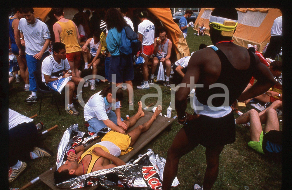 35mm vintage slide* 1989 MARATHON DE PARIS Assistenza medica agli atleti