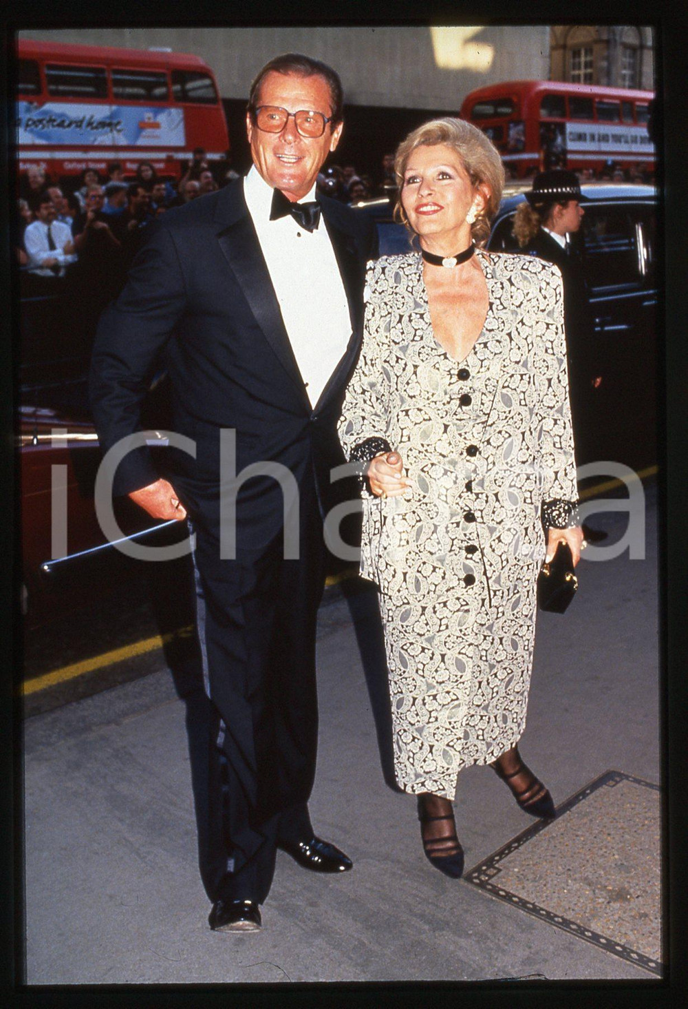 35mm vintage slide* 1985ca LONDON Roger MOORE e Luisa MATTIOLI Ritratto