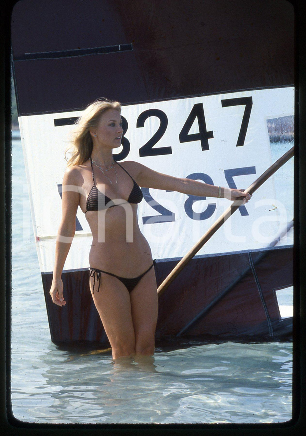 35mm vintage slide* 1980 COSTUME - Barbara BOUCHET in bikini - Ritratto  Diapositiva d'epoca, in formato 35 mm.CONDIZIONI: GOODTutti i diritti riservatiE' severamente vietata la riproduzione. ICharta mette in vendita, sul negozio eBay e in esclusiva sul sito "icharta" il proprio archivio composto da numerose diapositive e negativi fotografici d'epoca, tutti originali e autentici, che attraversano la storia del costume italiano tra gli la fine degli anni Sessanta e Novanta.Si tratta di uno sguardo inedito sull'attualit&agrave;, la politica, la vita quotidiana, il gossip e la cultura, che fotografa il cambiamento della nazione in quest'ultimo scorcio del XX secolo. Un'occasione unica per il mercato del collezionismo, che vede finalmente disponibile un archivio eccezionale per vastit&agrave;, tematiche e condizioni, in un settore (il negativo fotografico e la diapositiva) di assoluta novit&agrave; e dalle interessanti prospettive di investimento.  originale e autentica 1
