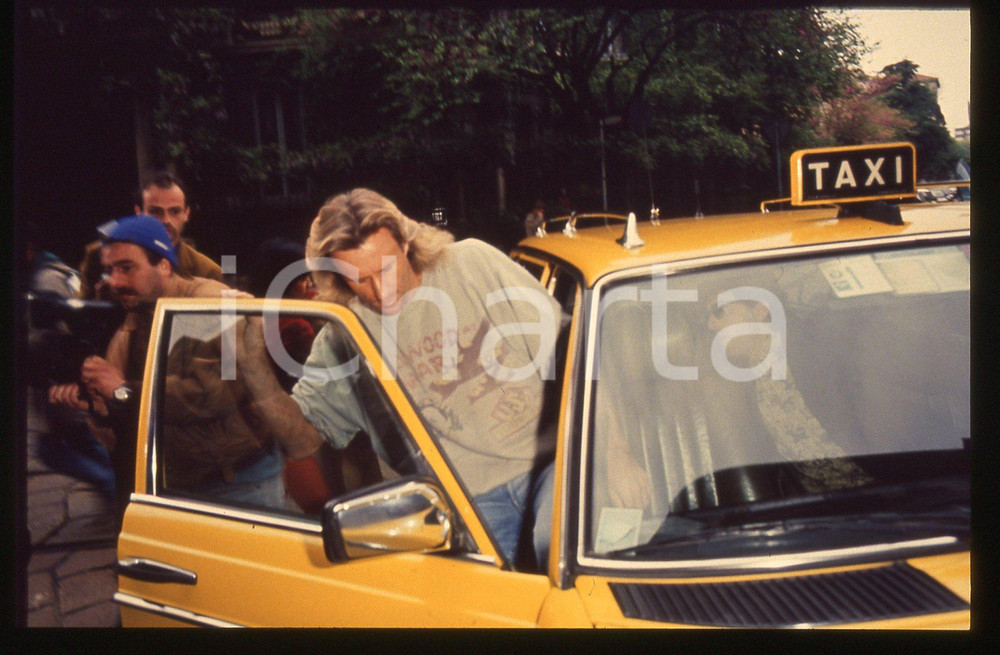 35mm vintage slide* 1991 MILANO - Bjorn BORG paparazzato mentre prende un taxi 3