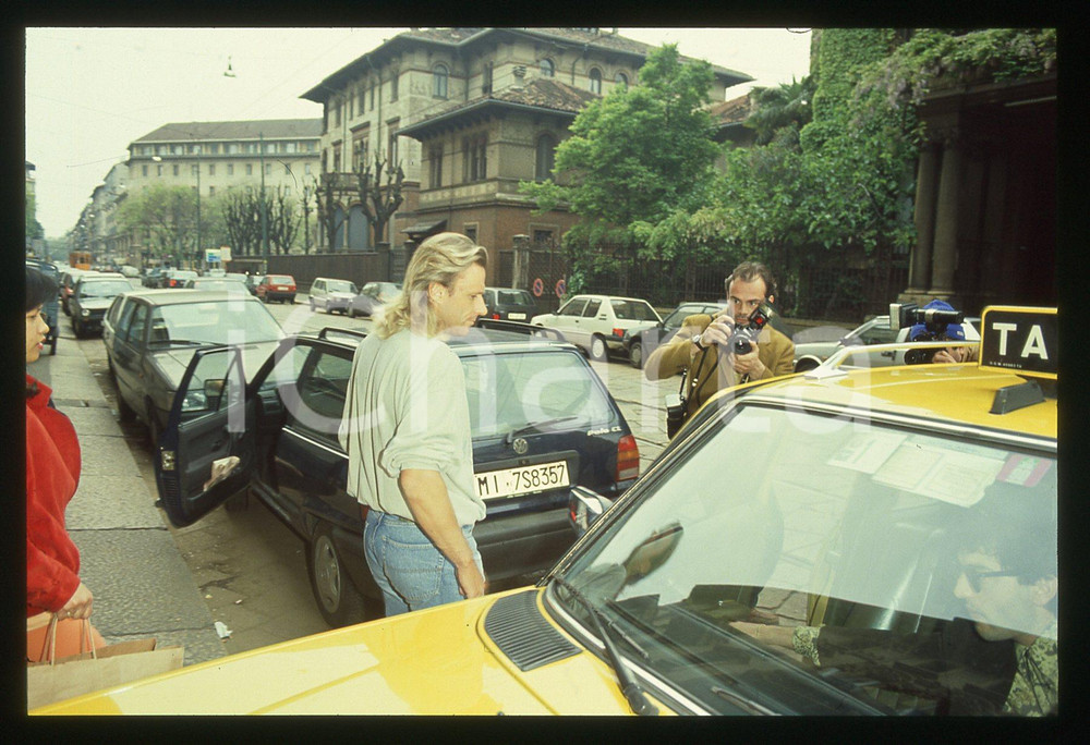 35mm vintage slide* 1991 MILANO - Bjorn BORG paparazzato mentre prende un taxi 7