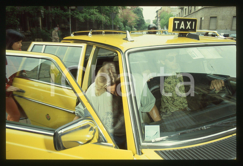 35mm vintage slide* 1991 MILANO - Bjorn BORG paparazzato mentre prende un taxi 8