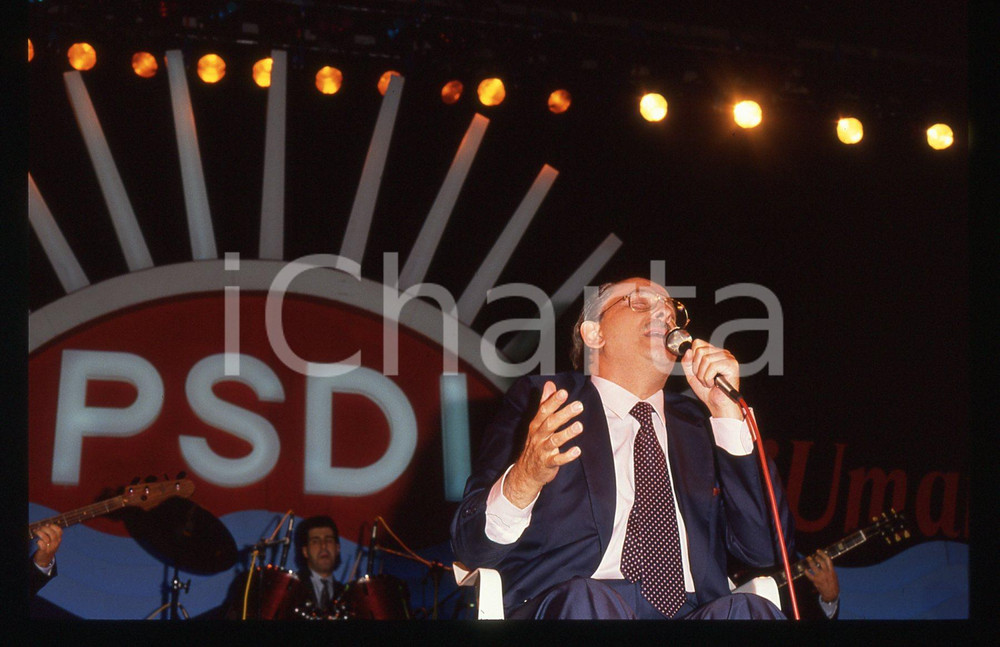 35mm vintage slide* 1989 MILANO Domenico MODUGNO canta ad un comizio del PSDI 44