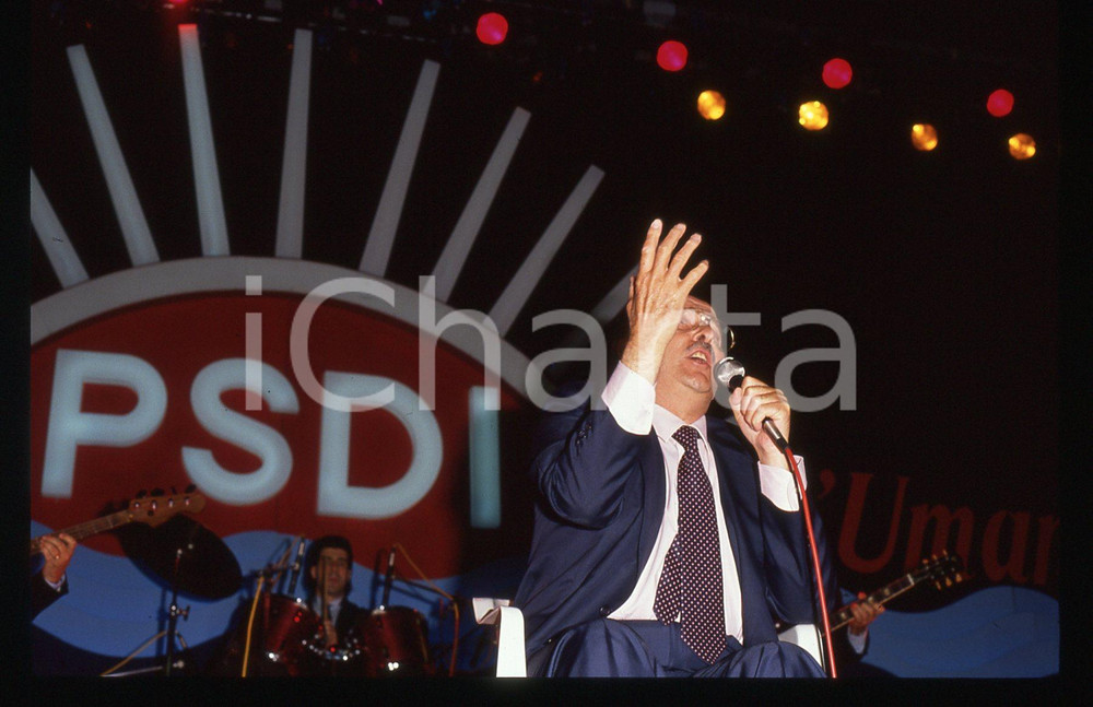 35mm vintage slide* 1989 MILANO Domenico MODUGNO canta ad un comizio del PSDI 48