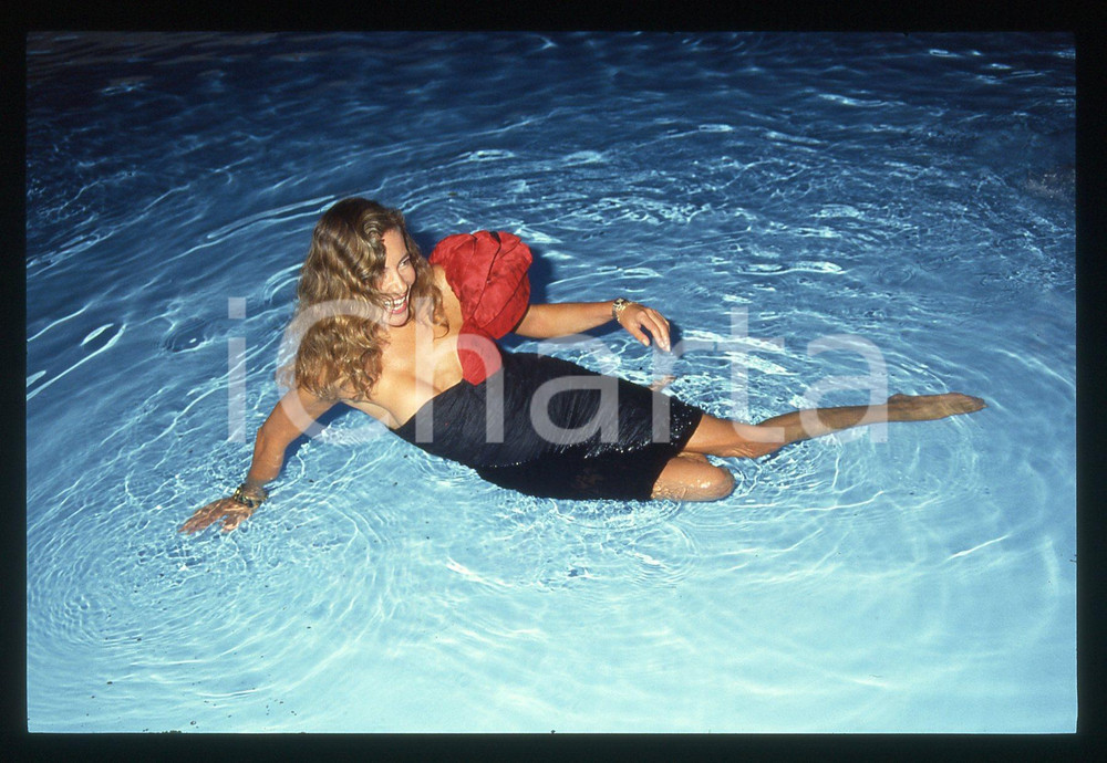 35mm vintage slide* 1988 COSTUME Ana OBREGON in piscina Ritratto dell'attrice 3