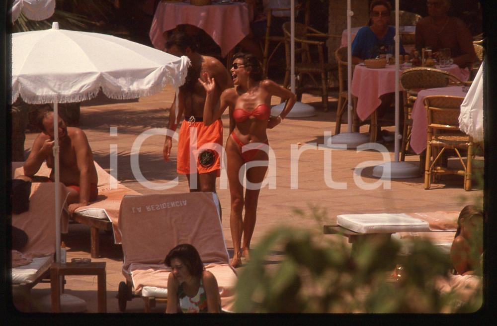 35mm vintage slide* 1989 MAIORCA - Ana OBREGON e Cesar ALBINANA in piscina (15)