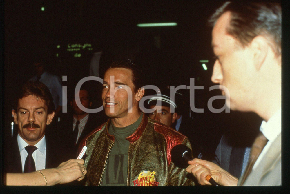 35mm vintage slide* 1993 NIZZA - Arnold SCHWARZENEGGER paparazzato in aeroporto