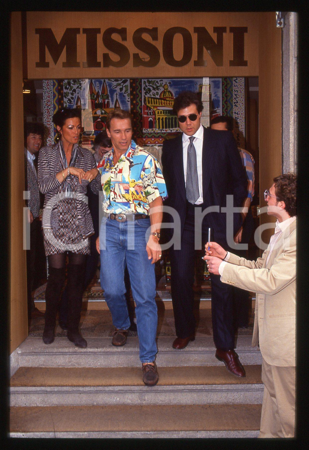 35mm vintage slide* 1992 MILANO - Arnold SCHWARZENEGGER fa shopping da MISSONI