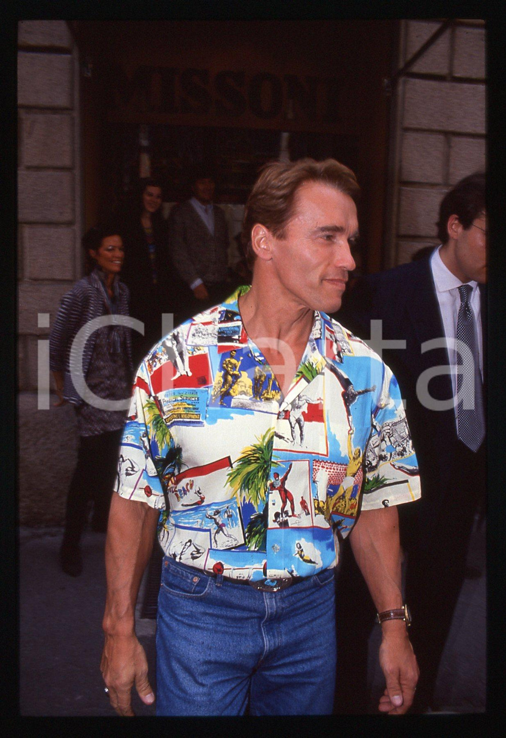35mm vintage slide* 1992 MILANO - Arnold SCHWARZENEGGER fa shopping da MISSONI 2
