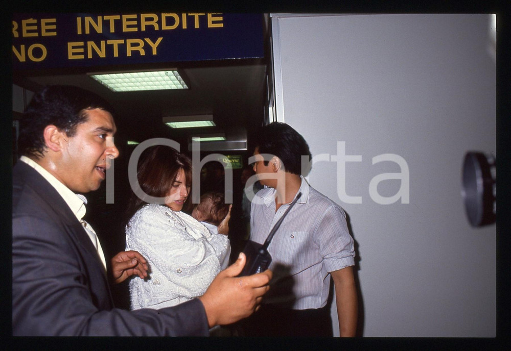 35mm vintage slide* 1991 NIZZA - Maria SHRIVER paparazzata in aeroporto