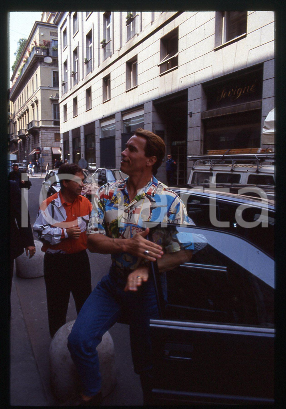 35mm vintage slide* 1992 MILANO - Arnold SCHWARZENEGGER fa shopping da MISSONI 4