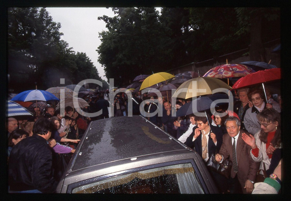 35mm vintage slide* 1995 BUSTO ARSIZIO Funerali Mia MARTINI Folla saluta salma 4