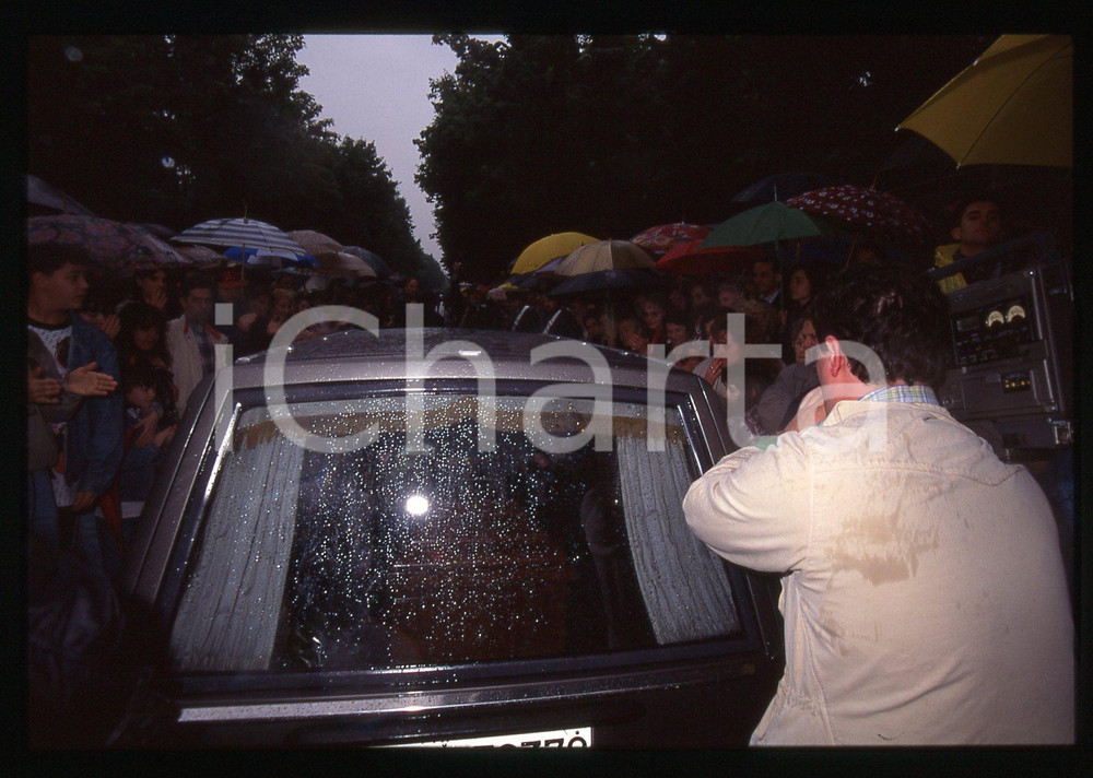 35mm vintage slide* 1995 BUSTO ARSIZIO Funerali Mia MARTINI Folla saluta salma 5
