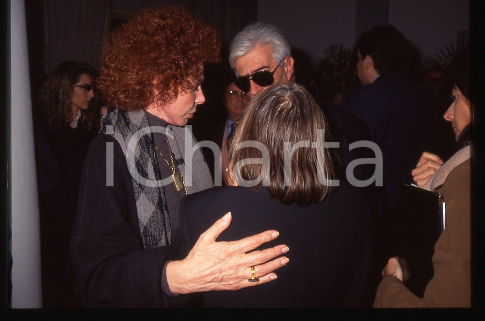 Fotografia d epoca originale 35mm vintage slide 1995 BUSTO ARSIZIO Funerali di Mia MARTINI Ornella VANONI 1