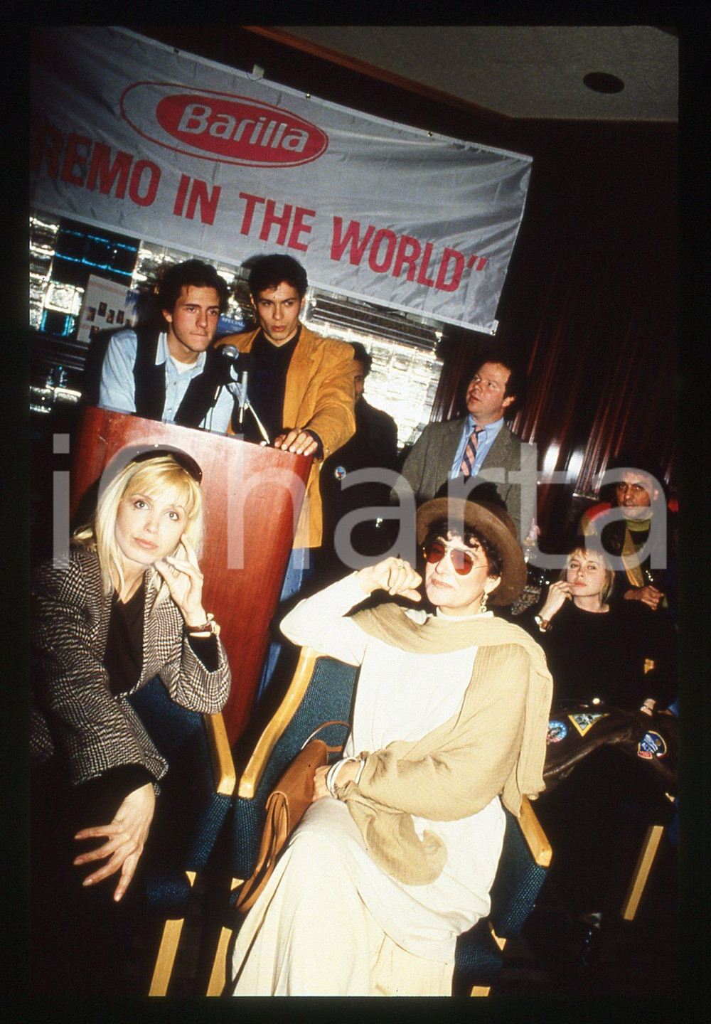 Fotografia d epoca originale 35mm vintage slide 1989 SANREMO IN THE WORLD  Mia MARTINI e Dori GHEZZI 1