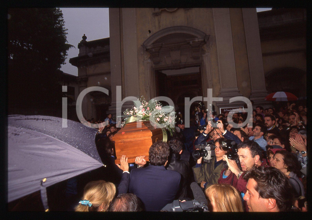 35mm vintage slide*1995 BUSTO ARSIZIO Funerali Mia MARTINI Arrivo salma chiesa 5