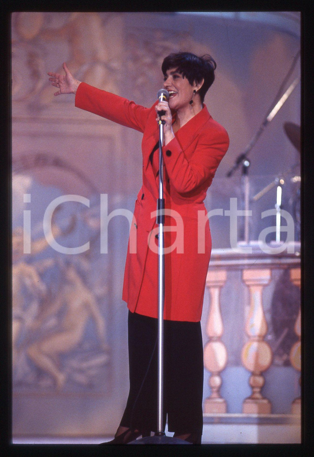 35mm vintage slide* 1990 ca MUSICA - Mia MARTINI durante un'esibizione (13)