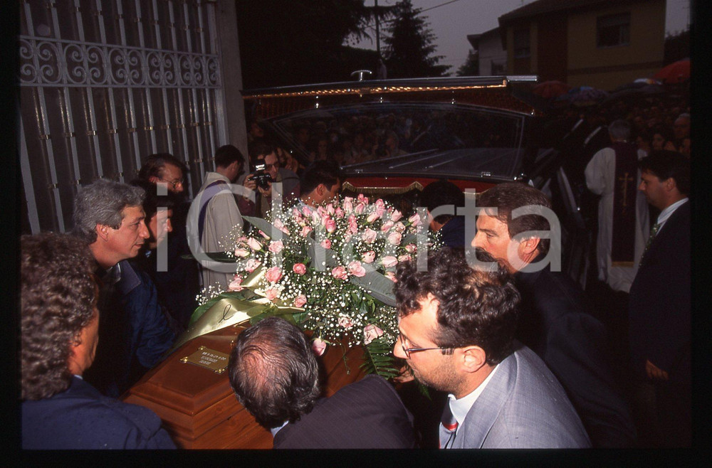35mm vintage slide* 1995 BUSTO ARSIZIO Funerali Mia MARTINI Salma all'obitorio 4
