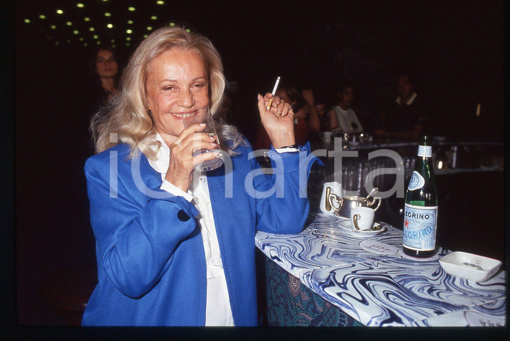 35mm vintage slide* 1992 VENEZIA - Jeanne MOREAU beve acqua SAN PELLEGRINO