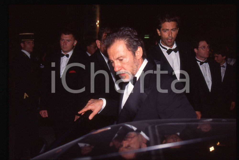 35mm vintage slide* 1995 FESTIVAL CANNES - Harvey KEITEL Ritratto dell'attore Diapositiva d'epoca, in formato 35 mm. CONDIZIONI: GOOD Tutti i diritti riservatiE' severamente vietata la riproduzione.  ICharta mette in vendita, sul negozio eBay e in esclusiva sul sito "icharta" il proprio archivio composto da numerose diapositive e negativi fotografici d'epoca, tutti originali e autentici, che attraversano la storia del costume italiano tra gli la fine degli anni Sessanta e Novanta.Si tratta di uno sguardo inedito sull'attualit&agrave;, la politica, la vita quotidiana, il gossip e la cultura, che fotografa il cambiamento della nazione in quest'ultimo scorcio del XX secolo. Un'occasione unica per il mercato del collezionismo, che vede finalmente disponibile un archivio eccezionale per vastit&agrave;, tematiche e condizioni, in un settore (il negativo fotografico e la diapositiva) di assoluta novit&agrave; e dalle interessanti prospettive di investimento.     originale e autentica 1
