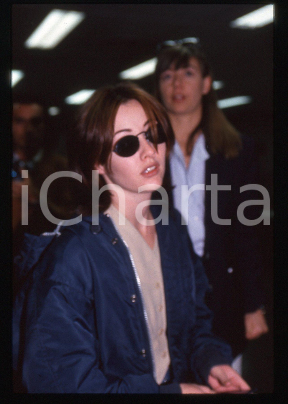 35mm vintage slide* 1995 ca COSTUME - Shannen DOHERTY paparazzata in aeroporto 9