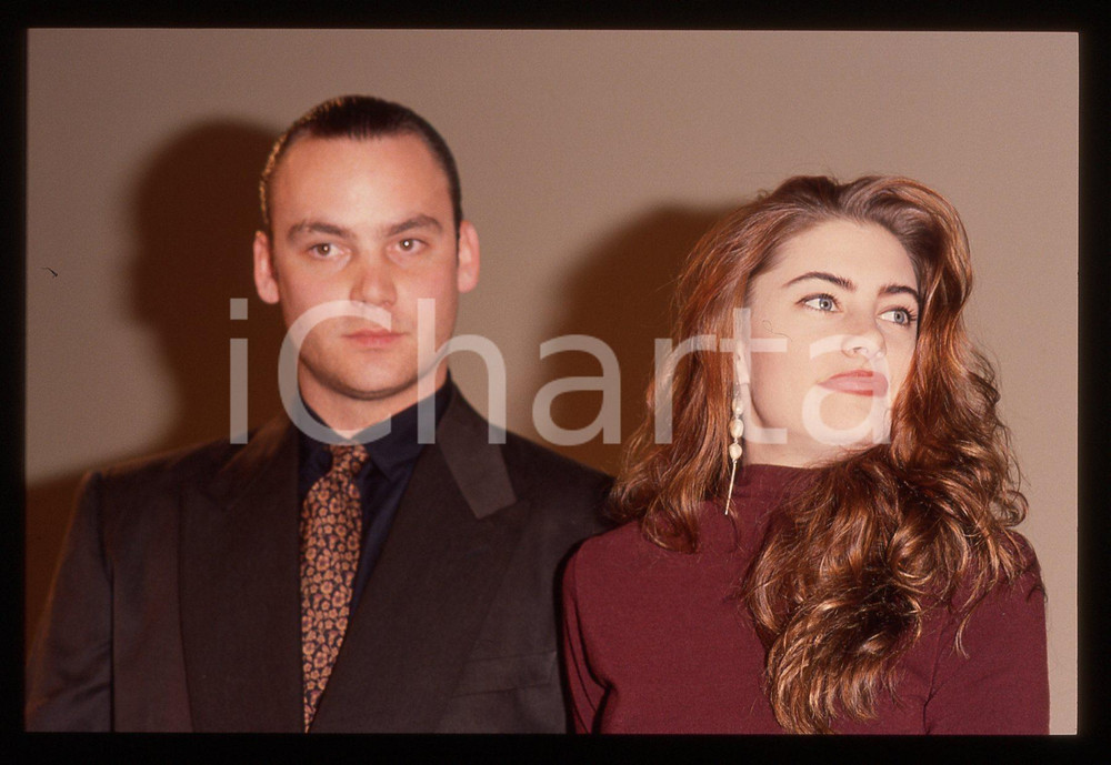 35mm vintage slide* 1991 MILANO - Amick MADCHEN Eric DA RE Photocall TWIN PEAKS Diapositiva d'epoca, in formato 35 mm. CONDIZIONI: GOOD Tutti i diritti riservatiE' severamente vietata la riproduzione.  ICharta mette in vendita, sul negozio eBay e in esclusiva sul sito "icharta" il proprio archivio composto da numerose diapositive e negativi fotografici d'epoca, tutti originali e autentici, che attraversano la storia del costume italiano tra gli la fine degli anni Sessanta e Novanta.Si tratta di uno sguardo inedito sull'attualit&agrave;, la politica, la vita quotidiana, il gossip e la cultura, che fotografa il cambiamento della nazione in quest'ultimo scorcio del XX secolo. Un'occasione unica per il mercato del collezionismo, che vede finalmente disponibile un archivio eccezionale per vastit&agrave;, tematiche e condizioni, in un settore (il negativo fotografico e la diapositiva) di assoluta novit&agrave; e dalle interessanti prospettive di investimento.      originale e autentica 1