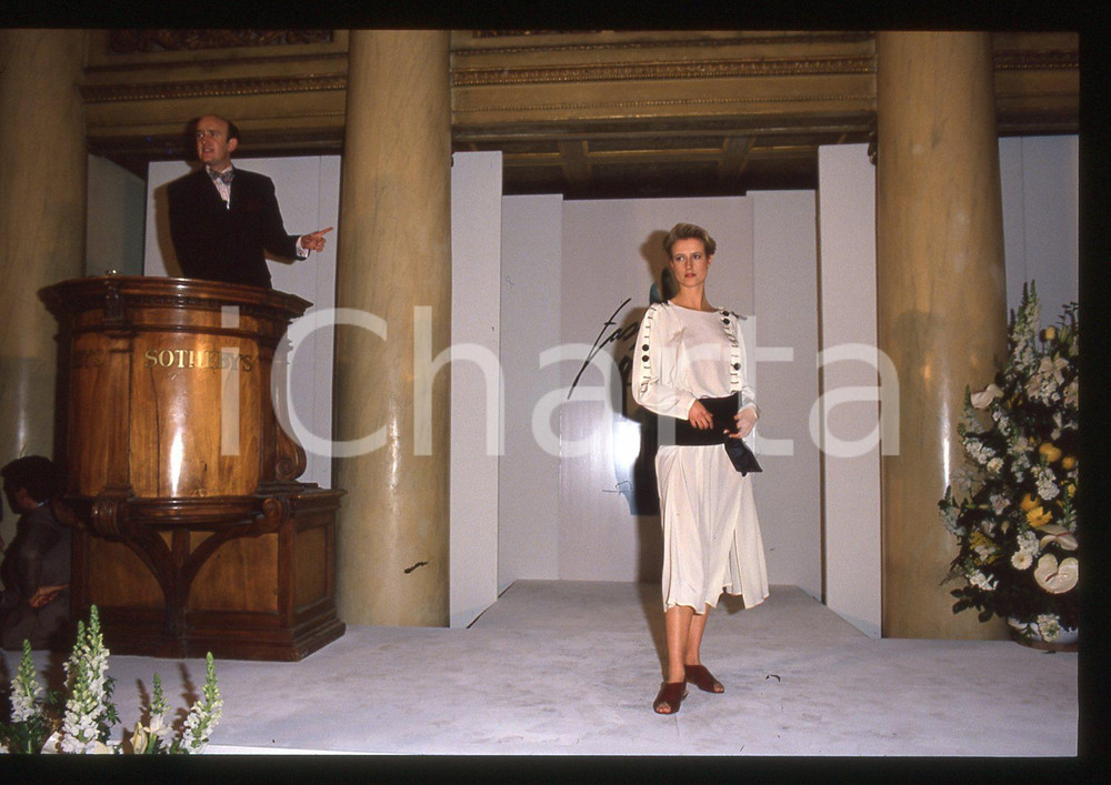 Fotografia d epoca originale 35mm vintage slide 1990 ca LONDRA  FASHION FOR AMNESTY at SOTHEBY S 2 1