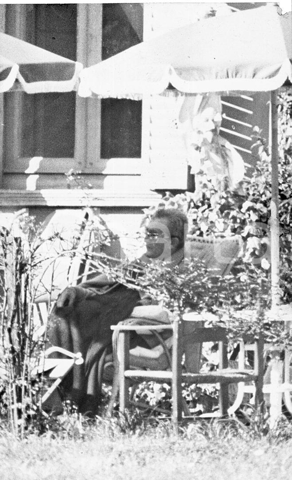 1975ca ISCHIA Luchino VISCONTI paparazzato Colombaia NEGATIVO ORIGINALE  Negativo originale in bianco e nero, in formato cm 6 x 8 L'immagine risulta sgranata all'origine in quanto ripresa con teleobiettivo.CONDIZIONI: POOR (Negativo rozzamente ritagliato; presente una macchia bruna sulla destra del negativo non percepibile dalla scansione; angolo superiore destro scheggiato) ICharta mette in vendita, sul negozio eBay e in esclusiva sul sito "icharta" il proprio archivio composto da numerose diapositive e negativi fotografici d'epoca, tutti originali e autentici, che attraversano la storia del costume italiano tra gli la fine degli anni Sessanta e Novanta.Si tratta di uno sguardo inedito sull'attualità, la politica, la vita quotidiana, il gossip e la cultura, che fotografa il cambiamento della nazione in quest'ultimo scorcio del XX secolo. Un'occasione unica per il mercato del collezionismo, che vede finalmente disponibile un archivio eccezionale per vastità, tematiche e condizioni, in un settore (il negativo fotografico e la diapositiva) di assoluta novità e dalle interessanti prospettive di investimento. POOR/danneggiato   originale e autentica 1
