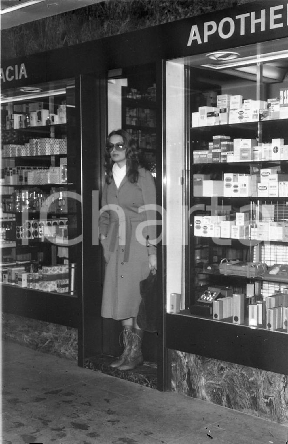 6x8cm NEGATIVO ORIGINALE*1970ca MUSICA MINA in farmacia a Lugano  *leggasi bene