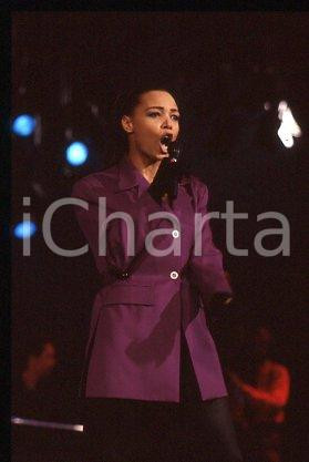 35mm vintage slide* 1990 ca MILAN Kim APPLEBY British singer-songwriter (1)