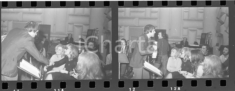 Fotografia d epoca originale 35mm LOTTO 2 NEGATIVI  1973 SANREMO Adriano CELENTANO Alle prove con le coriste 1