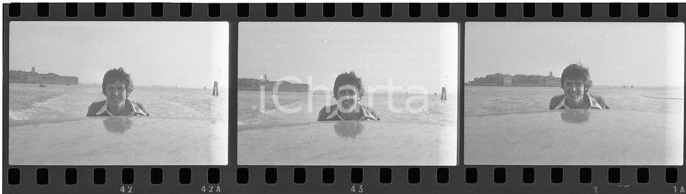 35mm LOTTO 3 NEGATIVI* 1970ca VENEZIA Gianni MORANDI in motoscafo Ritratto (10)